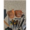 Image 2 : LEATHER KNEEPADS, CHISELS, AND MISCELLANEOUS TOOLS