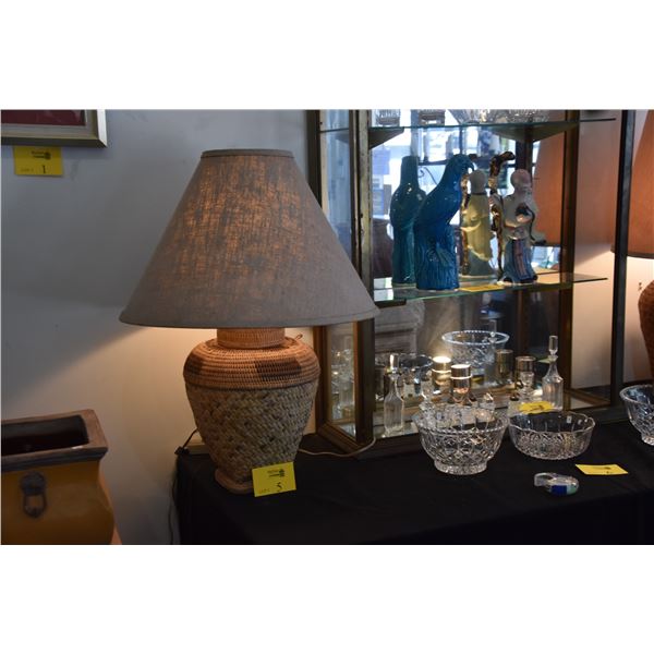 WOVEN TABLE LAMP W/SHADE