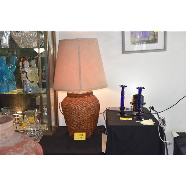 WOVEN BASKET STYLE TABLE LAMP W/SHADE