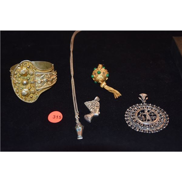 COLLECTION OF EGYPTIAN THEMED JEWELRY (5 PCS)