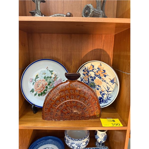JAPANESE PLATES & VASE (3 PCS) (DOES NOT INCLUDE STANDS)