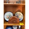 Image 1 : JAPANESE PLATES & VASE (3 PCS) (DOES NOT INCLUDE STANDS)