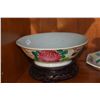 Image 5 : MIXED LOT: COVERED TEA CUPS, JAPANESE PORCELAIN BOWLS & PLATE (5 PCS)