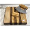 Image 2 : Alaska Ulu Knife With Wooden Cutting Board