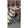 Image 2 : WAREHOUSE STAIRS