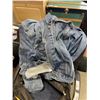 Image 2 : BAG OF CLOTHES LEVI'S MEDIUM JEAN JACKET AND 30 WAIST JEAN BUFFALO OLD NAVY JEANS 31. WAIST TRIUMPH 