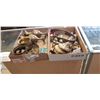 Image 1 : 2 TRAYS OF COLLECTIBLE BRASS AND KNICK KNACKS