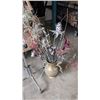 Image 2 : BRASS VASE WITH DECORATIVE CONTENTS AND HAT RACK