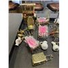 Image 2 : TRAY OF COLLECTIBLE MINIATURE DOLL FURNITURE