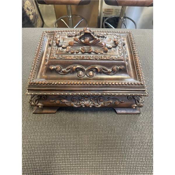DECORATIVE LIDDED JEWELRY BOX