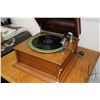 Image 2 : Oak cased, table top Columbia Grafonola 78 rpm gramophone. Working at time of cataloguing, mechanica
