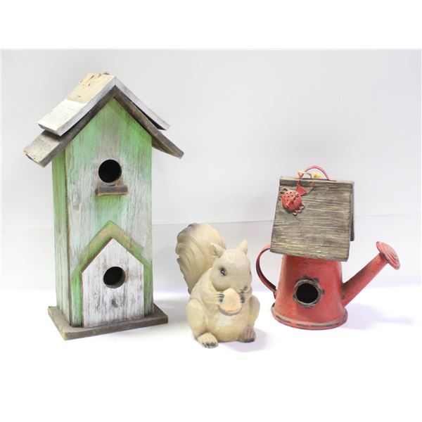 GARDEN BIRD HOUSES & SQUIRREL STATUE