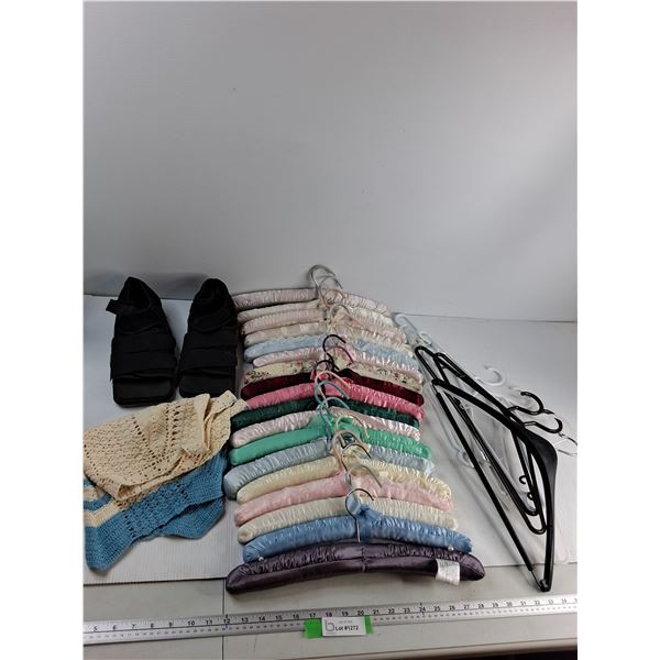 Darco Shoes, Apron, Assorted Hangers