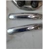 Image 3 : 2004 GMC Door Handles And Hubcap