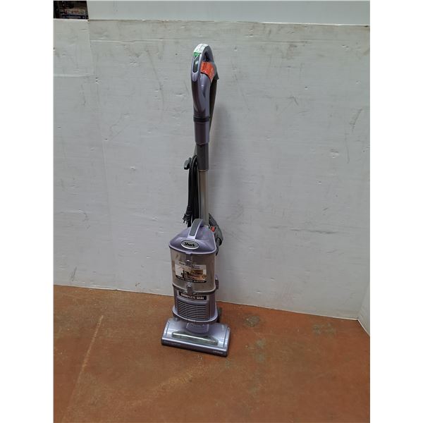 * Shark Navigator Vacuum- Powers On - CANNOT SHIP