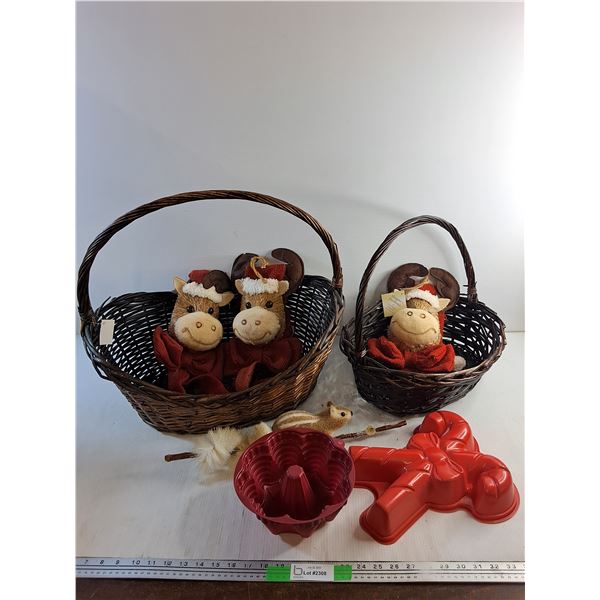 Jelly Molds, Wicker Baskets and Christmas Decor - PICK UP