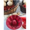 Image 4 : Jelly Molds, Wicker Baskets and Christmas Decor - PICK UP