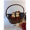 Image 6 : Jelly Molds, Wicker Baskets and Christmas Decor - PICK UP