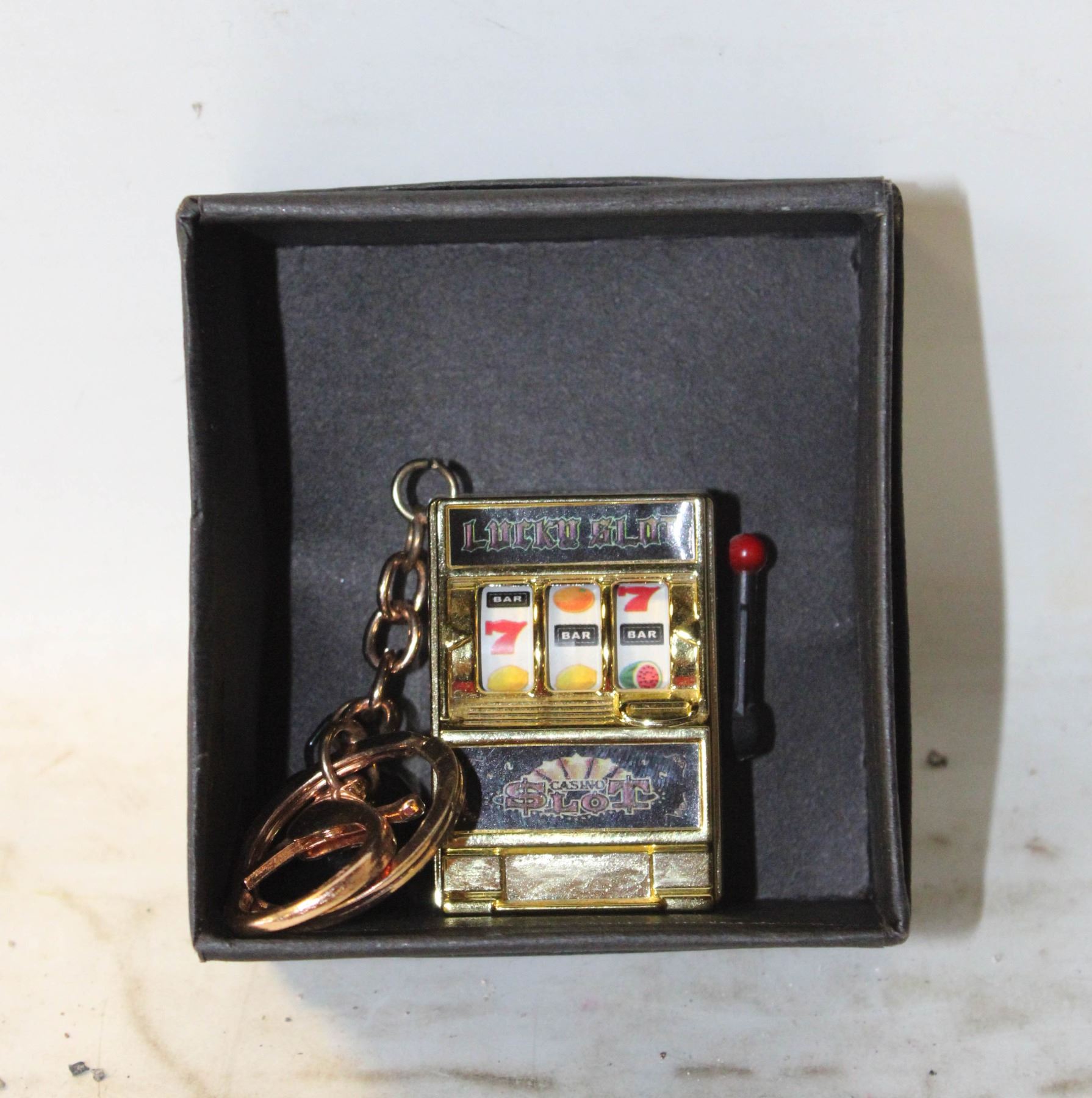 Lucky Machine MINIATURE LUCKY SLOT WORKING SLOT MACHINE KEYCHAIN - Kastner Auctions