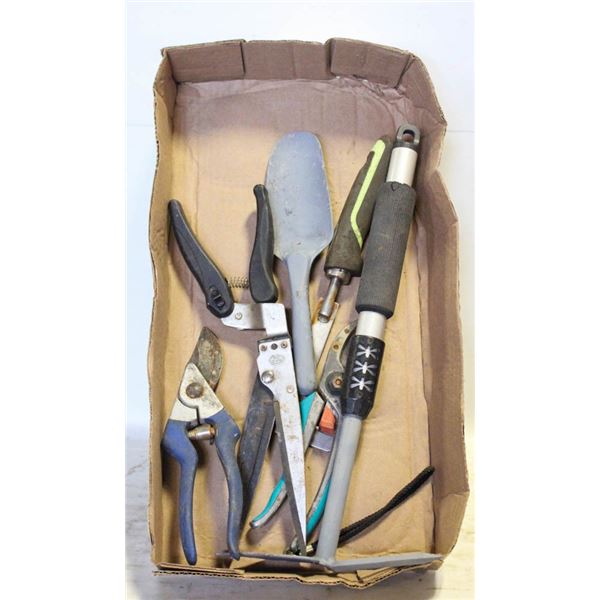 LOT OF GARDEN TOOLS