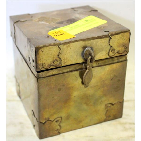 VINTAGE SQUARE BRASS BOX WITH LID