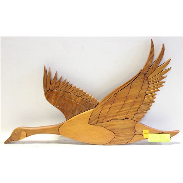 WOODEN CANADIAN GOOSE 18" X 23"