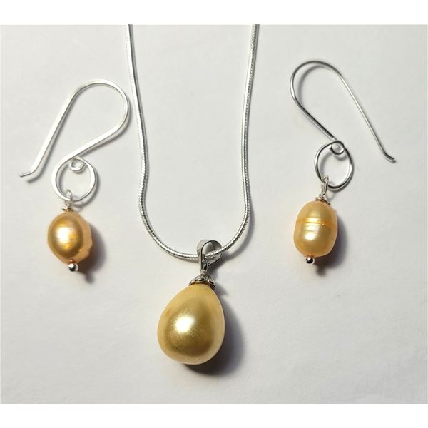 17)  PALE YELLOW PEAR SHAPED SOUTH SEAS SHELL