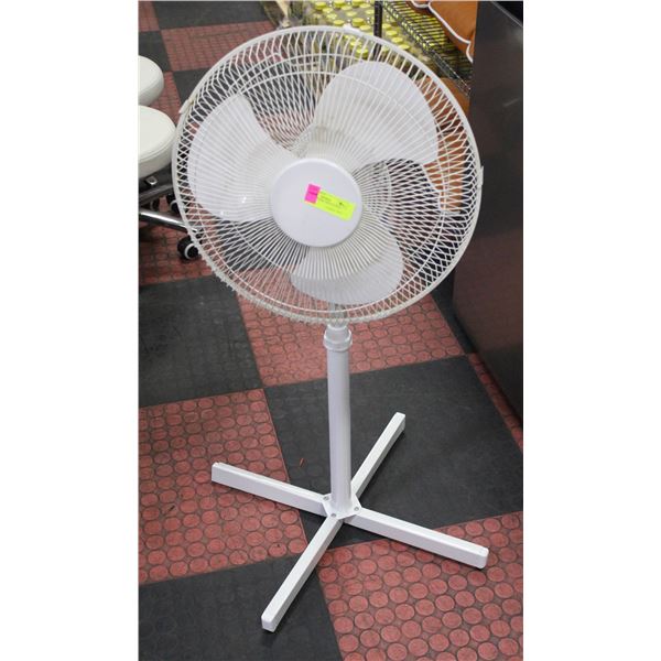 WHITE STANDING OSCILLATING FAN 16"