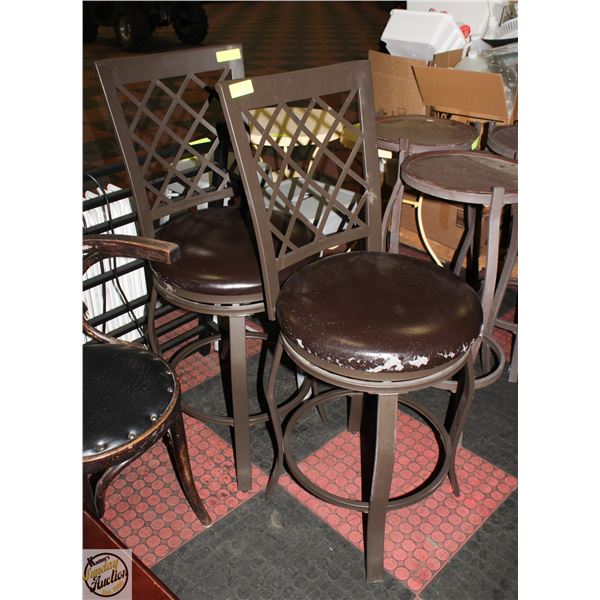 LOT OF 2 BARSTOOLS METAL/BLACK