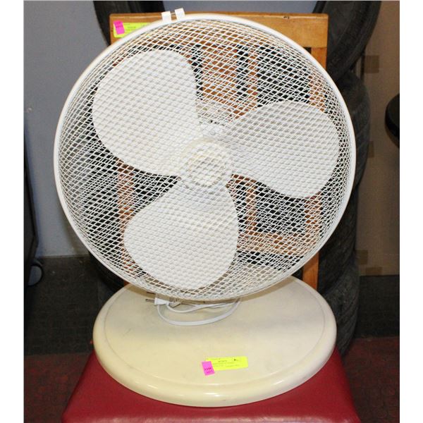 WHITE WIDE BASE 16" TABLE OSCILLATING FAN