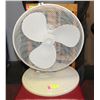 Image 1 : WHITE WIDE BASE 16" TABLE OSCILLATING FAN