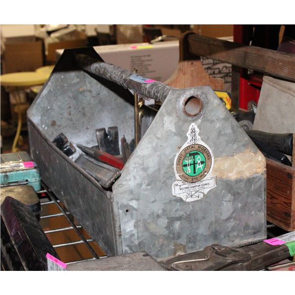 ESTATE METAL TOOL BOX WITH VARIOUS TOOLS,