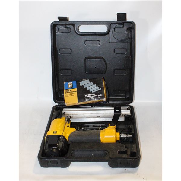 ESTATE POWERFIST PNEUMATIC STAPLE GUN W/STAPLES