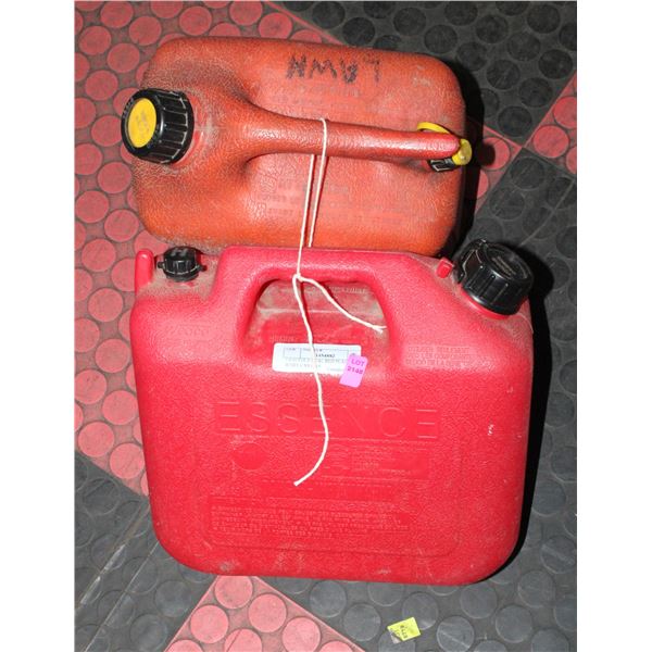 2 ESTATE 2.5 GAL RED PLASTIC JERRY CAN GAS