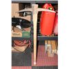 Image 1 : ESTATE VINTAGE PICK AXE