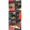 Image 1 : MASTERCRAFT/SHMUTZHAKEN SHOP BROOMS