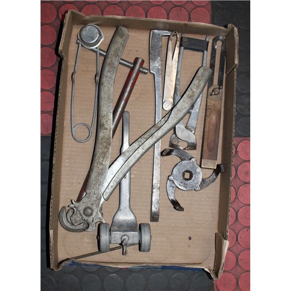 ESTATE LOT OF VARIOUS GARAGE ACCESSORIES