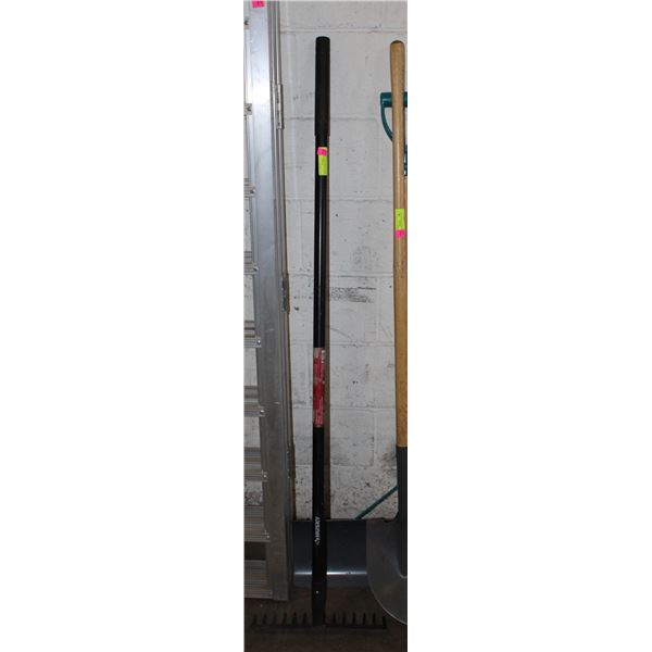 HUSKY 14 TINE CARBON STEEL RAKE W/FIBERGLASS