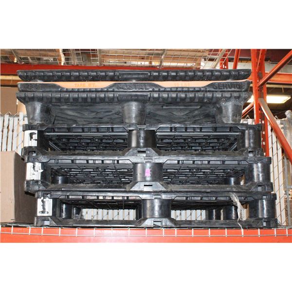LOT OF 6 PLASTIC PALLETS