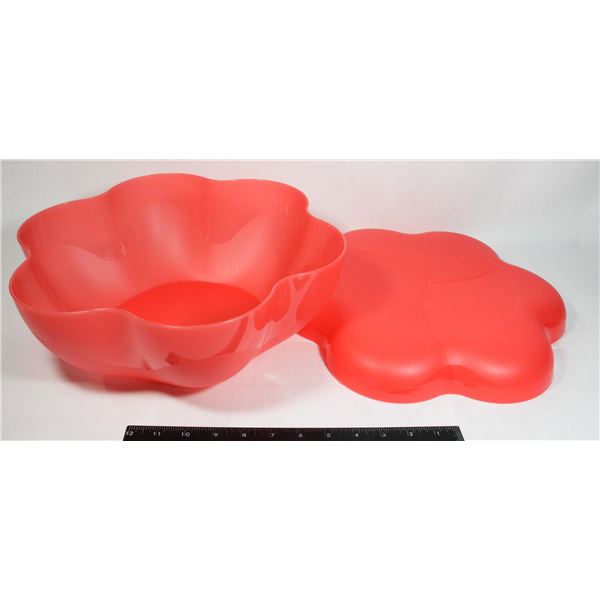 LARGE TUPPERWARE SERVER WITH LID