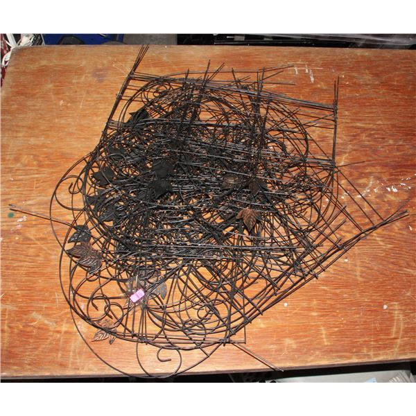 LARGE LOT OF METAL DECORATIVE GARDEN FENCING