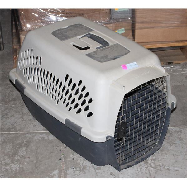 USED PET CARRIER (MISSING ONE CLIP)