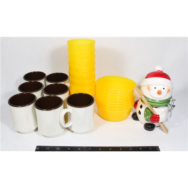 BOX OF CAFETERIA GRADE MUGS, PLASTIC