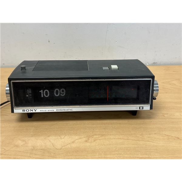 Sony Solid State Digimatic FM/AM Flip Clock Electric Radio TFM-C590W - see all photos, not tested