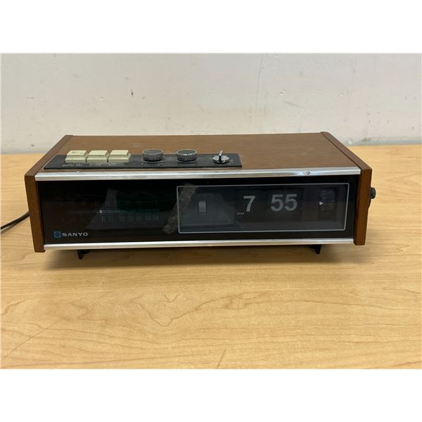 Sanyo FM/AM Flip Clock Electric Radio 10FA-T40W - see all photos, not tested.