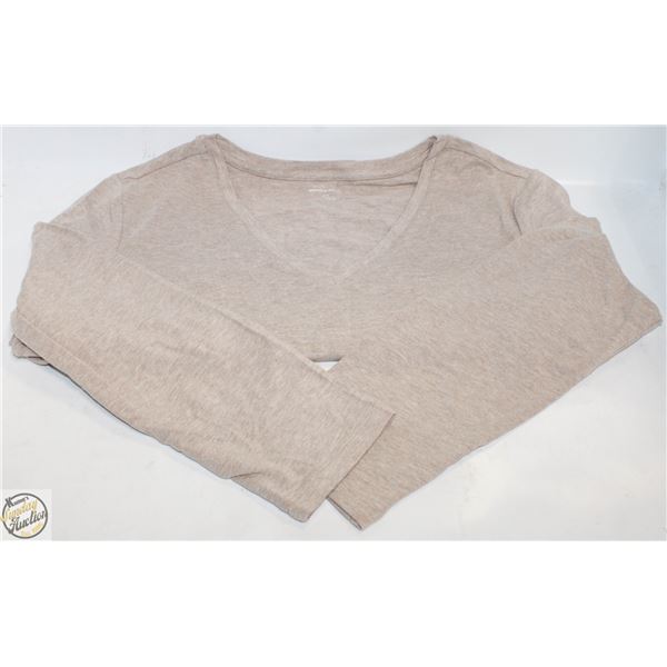 NEW AMAZON ESENTIALS WOMENS CLASSIC V-NECK MEDIUM