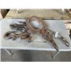 Image 1 : 2 PALLET GRABBERS, 2 HOOKS AND PULLEY