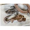 Image 2 : 2 PALLET GRABBERS, 2 HOOKS AND PULLEY