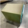 Image 2 : FIBERGLASS PET KENNEL 25" X25" X22"