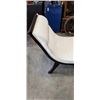 Image 2 : MODERN WHITE LEATHER LOUNGE CHAIR